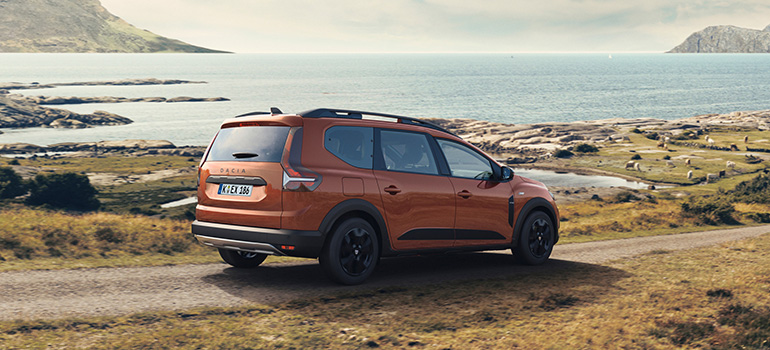 Dacia Jogger überzeugt mit markantem Offroad-Charakter und serienmäßigem LED-Abblendlicht