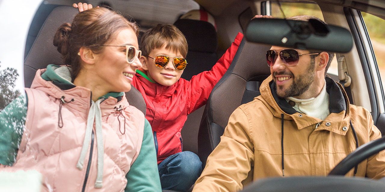 Praktische Haushaltsgegenstände auf Reisen mit dem Auto