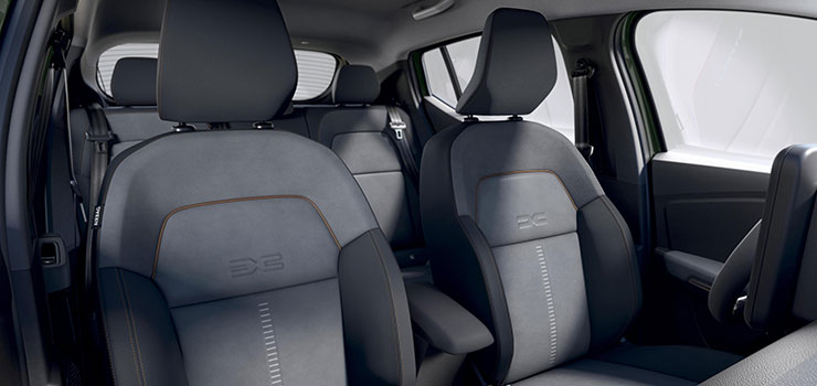 Interieur des Sandero Stepway Extreme mit kupferfarbenen Details und abwaschbare Sitzbezüge