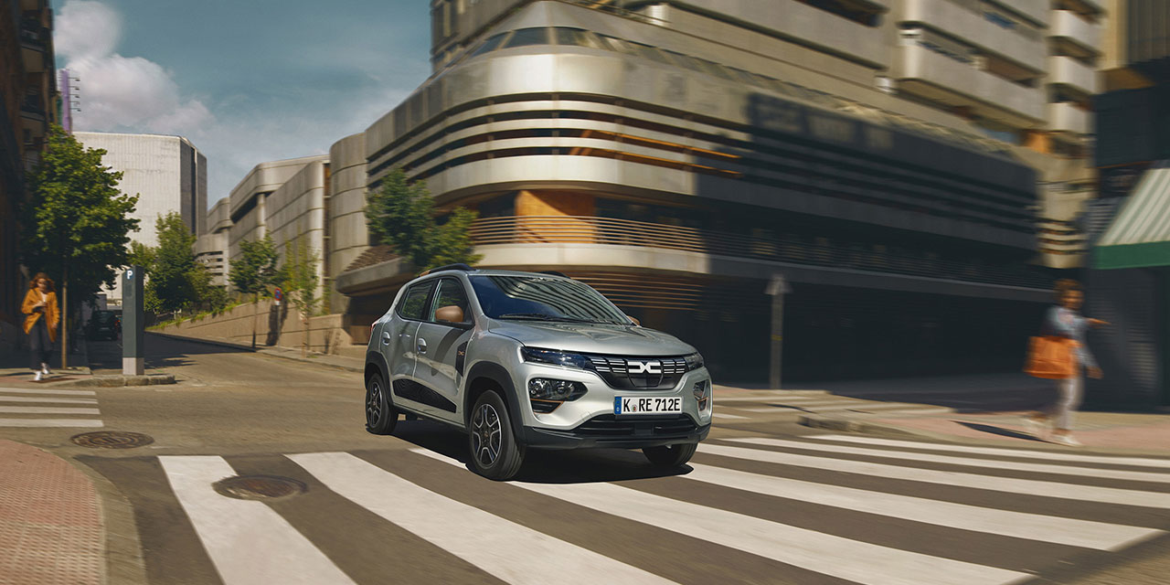 Als leichter und günstiger City-Flitzer bleibt der Dacia Spring eine Ausnahmeerscheinung unter den Elektroautos. Und er ist auch sonst so manchem Großen voraus, wie Fachjournalisten ihm in aktuellen Tests bescheinigen.