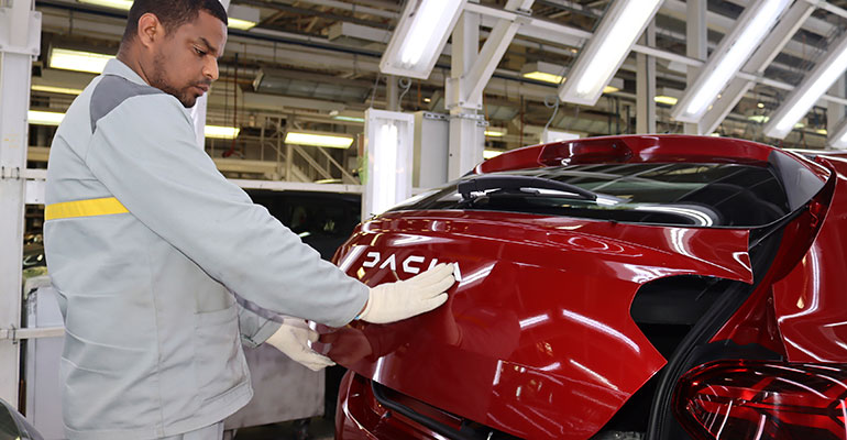 Story—Dacias-industrial-feat-to-revamp-its-vehicles-brand-identity-(1) Neue Dacia Markenidentität: perfekte Maßarbeit in laufender Produktion