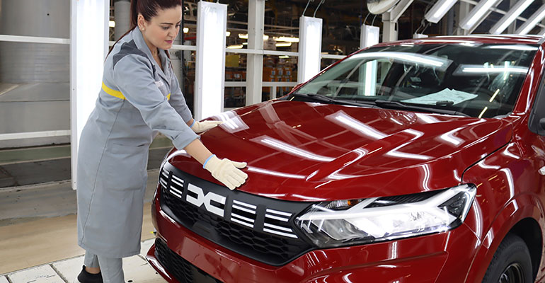 Story—Dacias-industrial-feat-to-revamp-its-vehicles-brand-identity-(2) Neue Dacia Markenidentität: perfekte Maßarbeit in laufender Produktion