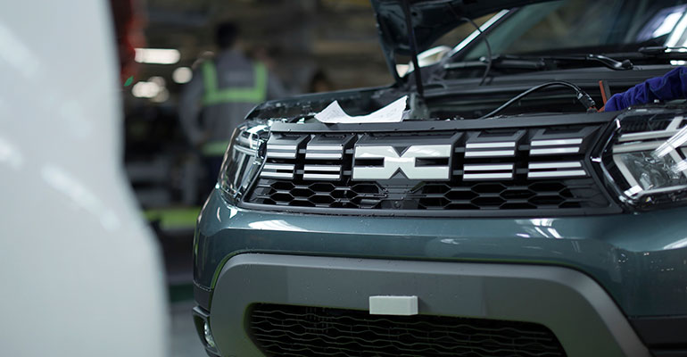 Story—Dacias-industrial-feat-to-revamp-its-vehicles-brand-identity-(3) Neue Dacia Markenidentität: perfekte Maßarbeit in laufender Produktion