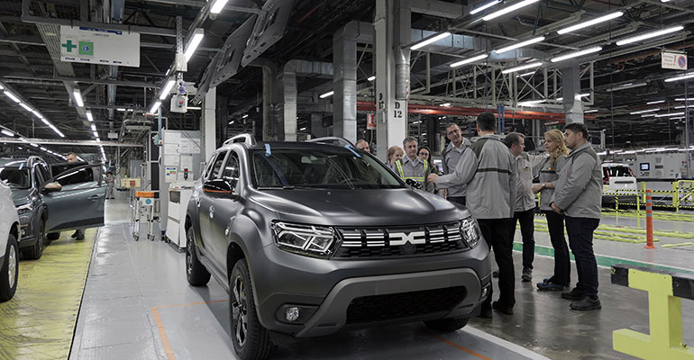 Story—Dacias-industrial-feat-to-revamp-its-vehicles-brand-identity Neue Dacia Markenidentität: perfekte Maßarbeit in laufender Produktion