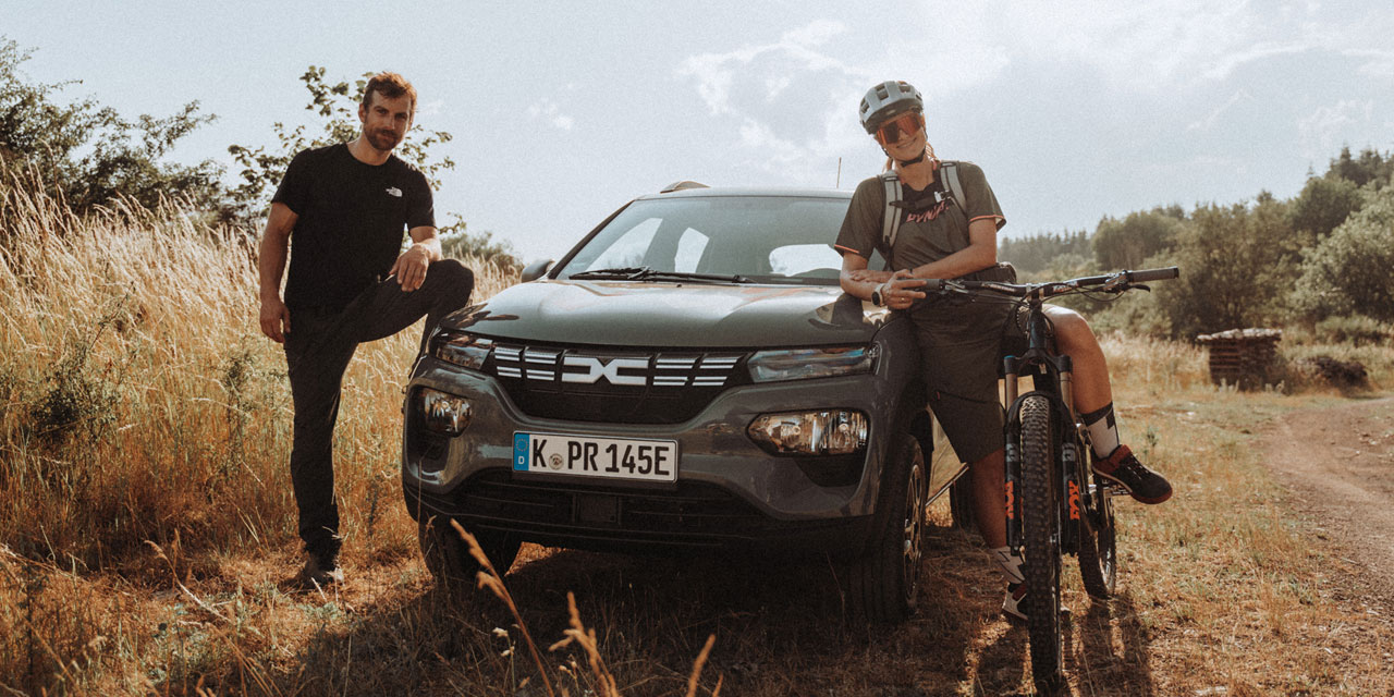 Steffi und Benni mit Dacia Spring