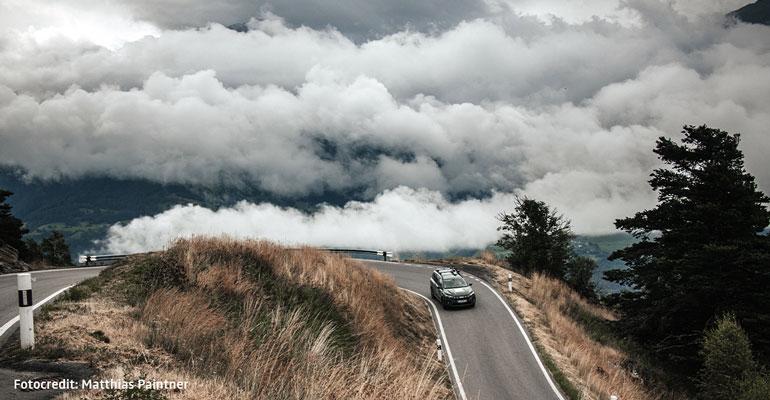 Dacia Jogger auf Serpentinenstraße