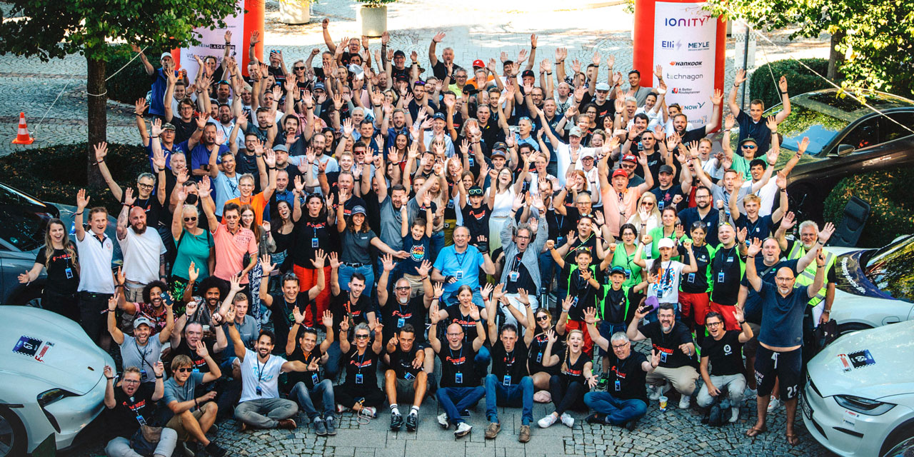 Gruppenfoto aller Teilnehmer des E-Cannonballs 2023