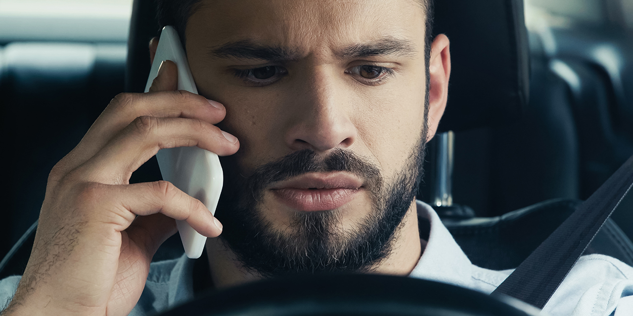 Handy am Steuer: eine tödliche Gefahr – und daher streng verboten