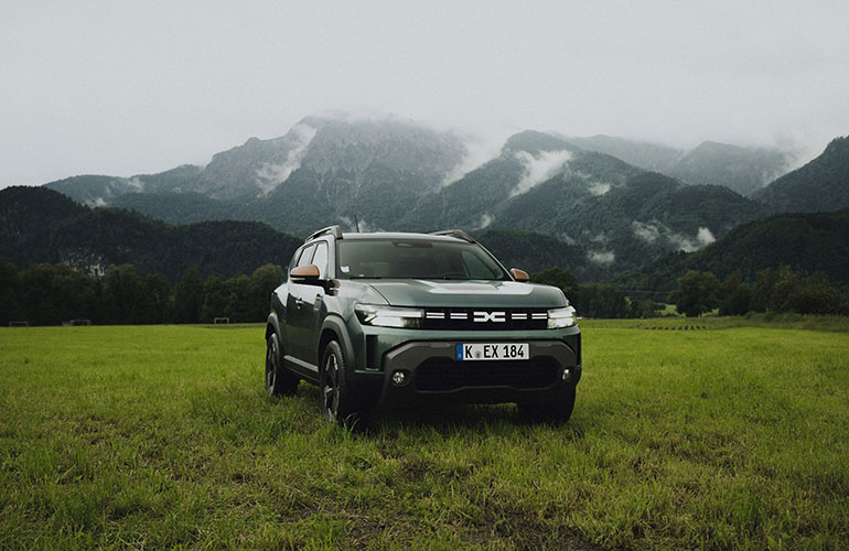 Rendevouz-in-den-Alpen-Day-1-14_GER2_770x500 Duster auf der Wiese vor Bergen