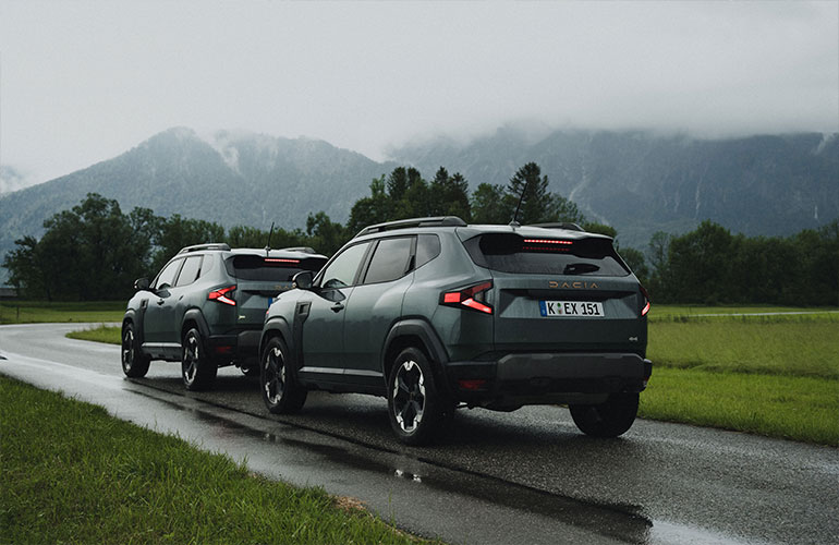 Rendevouz-in-den-Alpen-Day-1-60_GER2_770x500 Zwei Duster auf nasser Strasse
