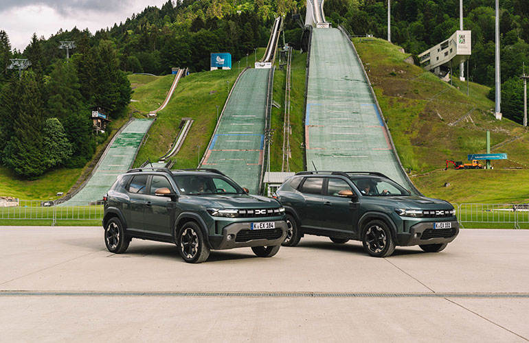 Rendevouz-in-den-Alpen-Day-1-61_GER2_770x500 Zwei Duster vor Schanze
