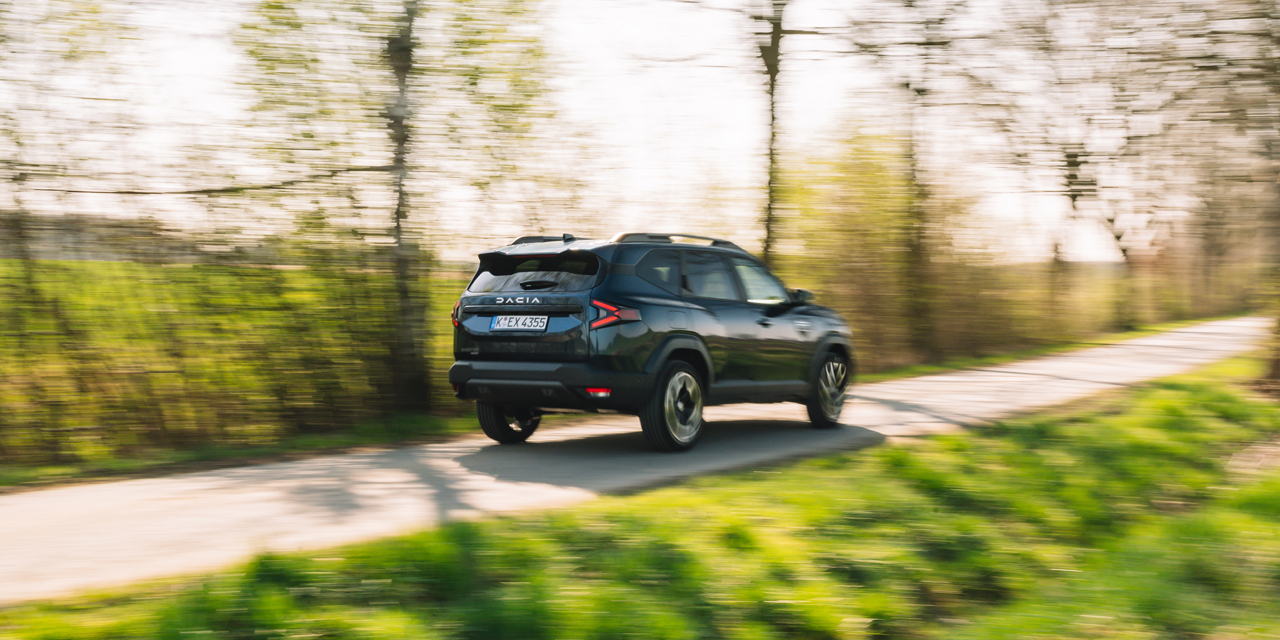 Dacia Bigster auf Landstrasse